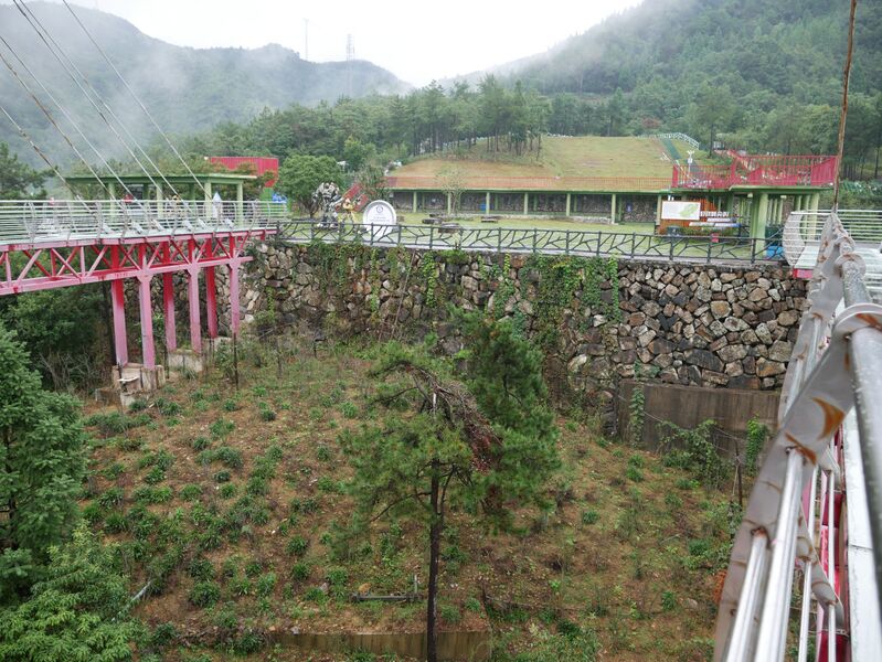 File:LingjiangyuanGlassPlatformHillside.JPG