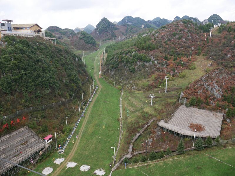 File:Liupanshui MeihuashanChairLift.JPG