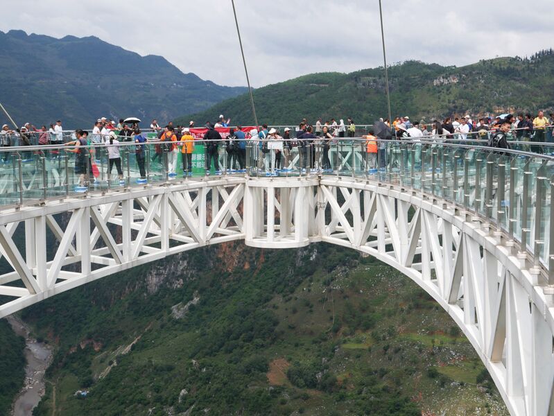 File:NizhuhePlatCrowds.JPG