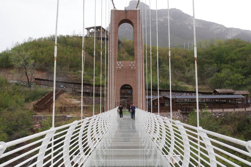File:Taihang GlassFootbridgeDeckPeople.JPG