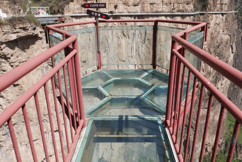 File:Tianjishan PlatformRailings.JPG