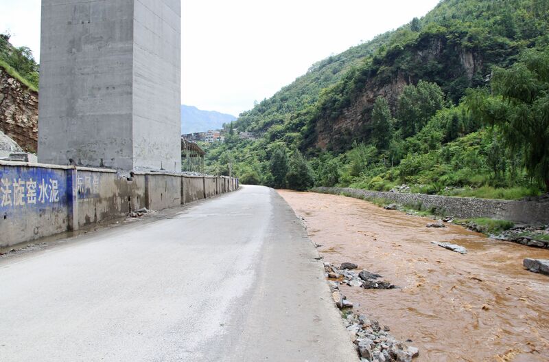File:HezhangPierBase&Road.jpg