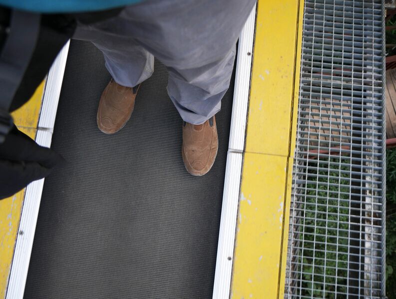 File:MotanyunFootbridgeConveyorDeck.JPG