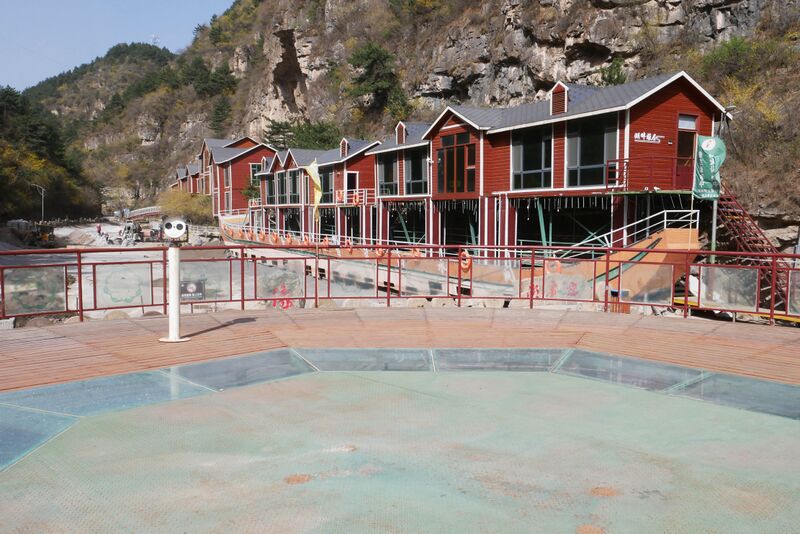 File:Tianjishan FootbridgePlatformGlassDirty.JPG
