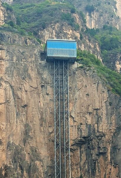 File:BaizhangElevatorBaquanxia34.jpg