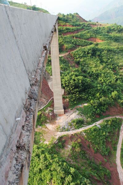 File:DahongshuigouBigBeamGreenSlope.jpg
