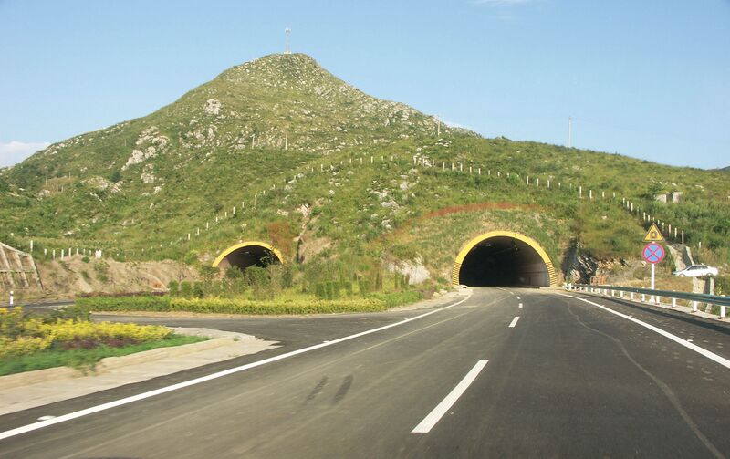 File:15Beipanjiang2009HwyTunnel3.jpg