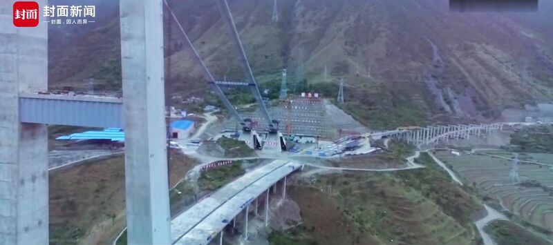 File:Daduhe bridge XingkangWestDeckCurve.jpg