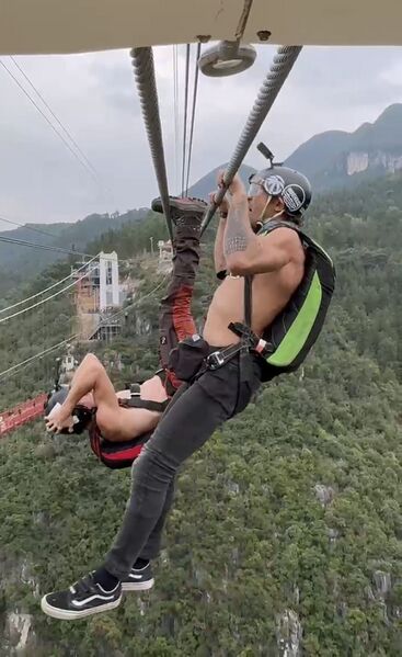 File:NizhuheTwoCableJumpers.jpg