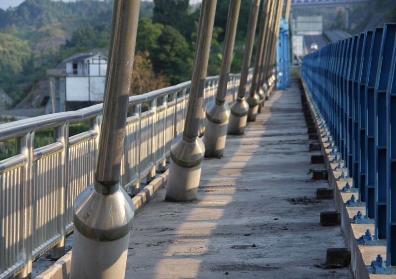 File:FurongjiangDao'anCableAnchors.JPG