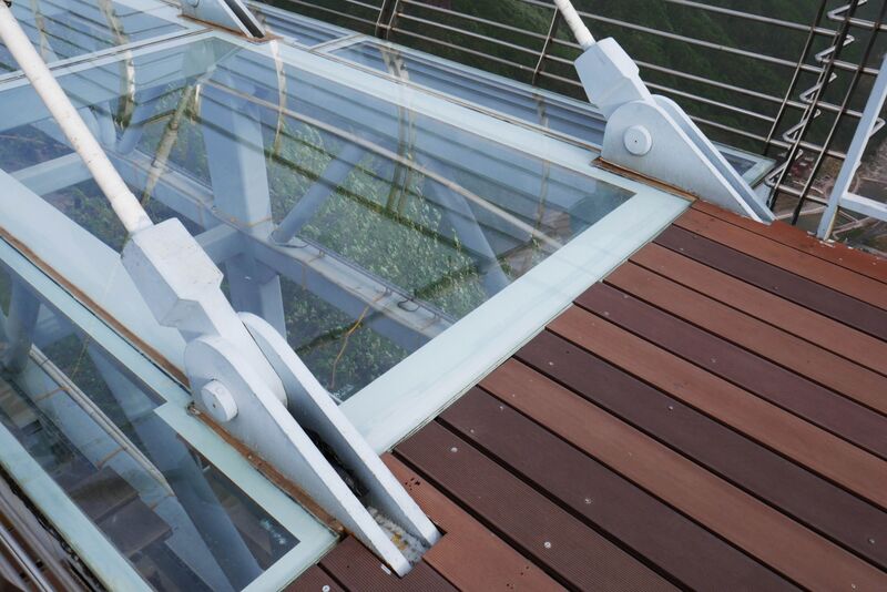 File:Taihang GlassPlatformStayDeck.JPG