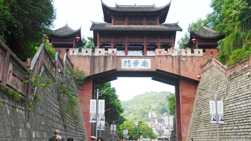 File:197FenghuangGateByFilmer.jpg