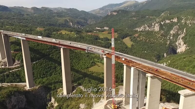 File:ItaliaNewDeckCrane.jpg