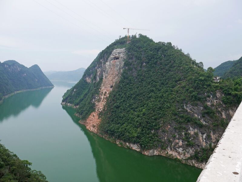 File:JiangjieheRailwayMountain.JPG