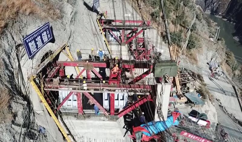 File:Jinshajiang Bridge HutiaoxiaTunnelSideDrone.jpg