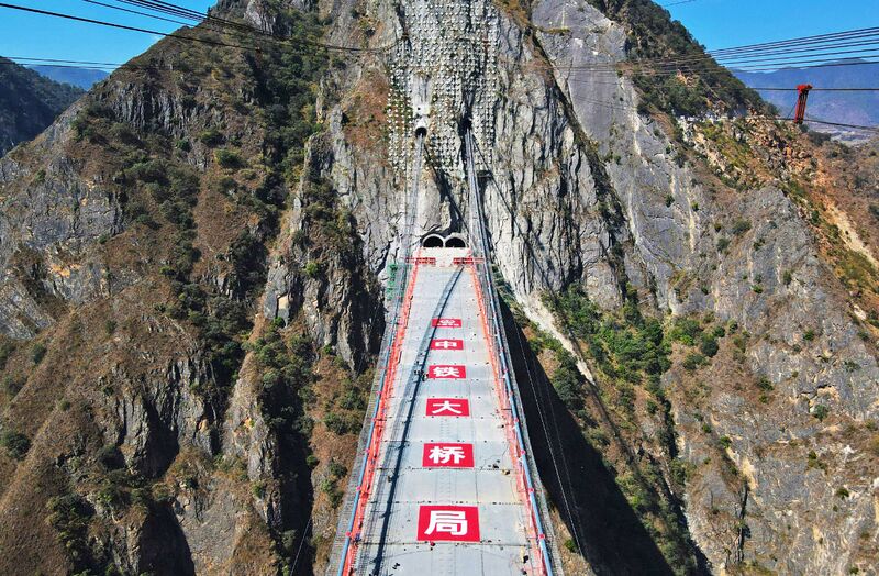 File:Lvzhijiang Cliff By eastday.jpg