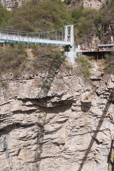 File:Tianjishan FootbridgeCliffRocks.JPG