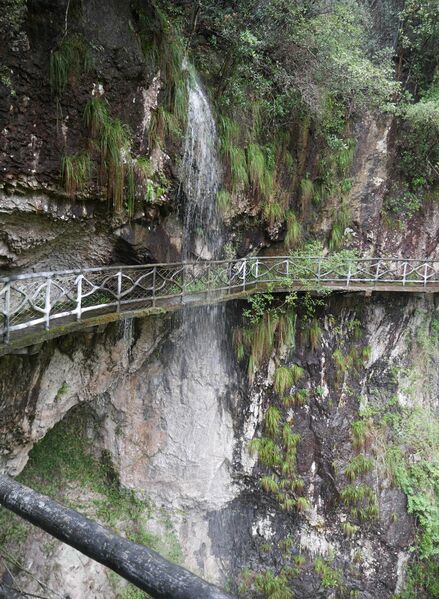 File:YaxiakuGlassWaterfallWalkway2.JPG