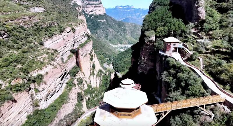 File:HuangyadongFootbridgeCanyon.jpg