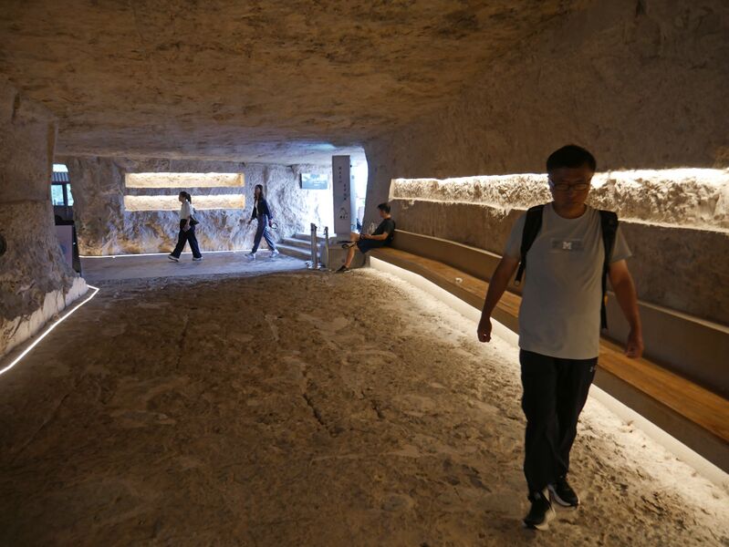 File:FangdongYandangGlassCoffeeCave.JPG