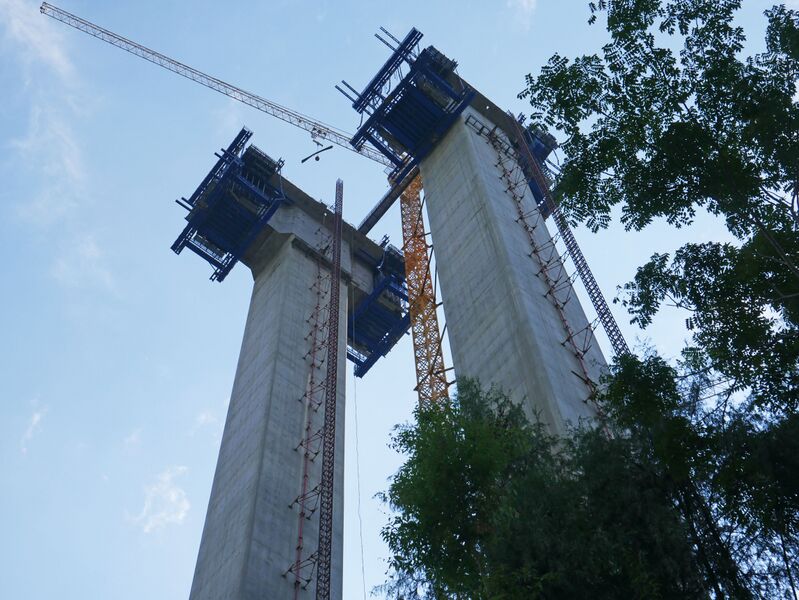 File:Fenghuang Bridge WuyunkaiElevator.JPG