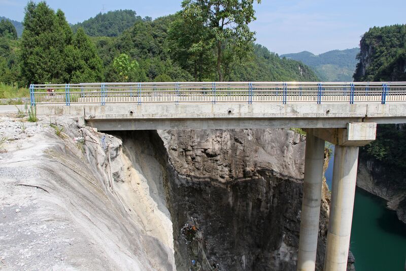 File:LongtanheWuchuanFengleSouthArchApproachSpan.JPG