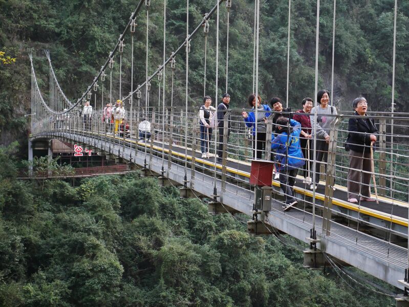 File:MotanyunFootbridgePhotoOp.JPG