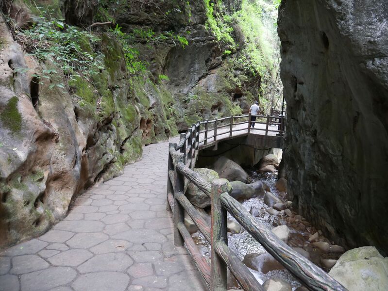 File:NizhuheCanyonNotch.JPG