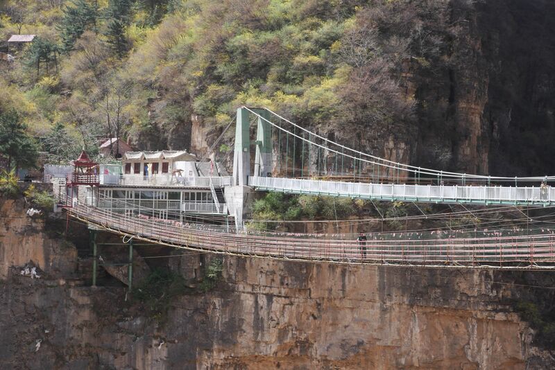File:Tianjishan FootbridgesParallel.JPG