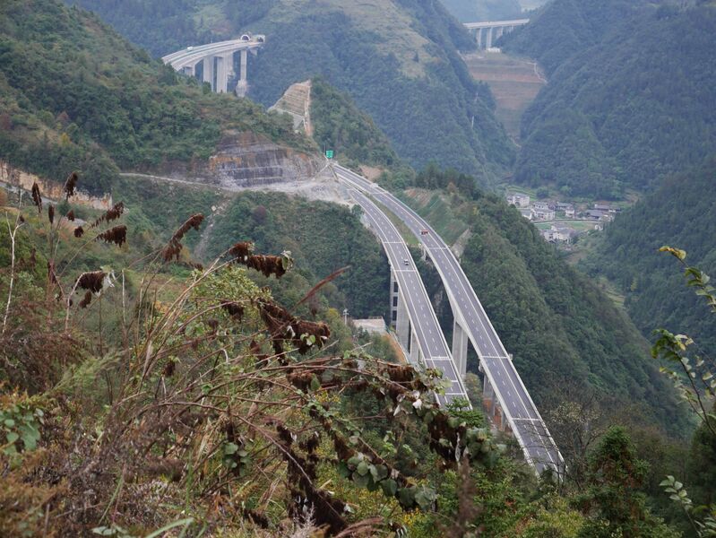 File:YuquangouTwoLonglens.JPG