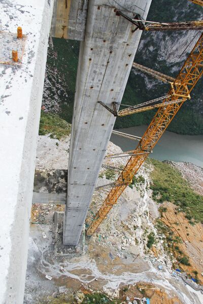File:DimuheEastTowerLeg.jpg