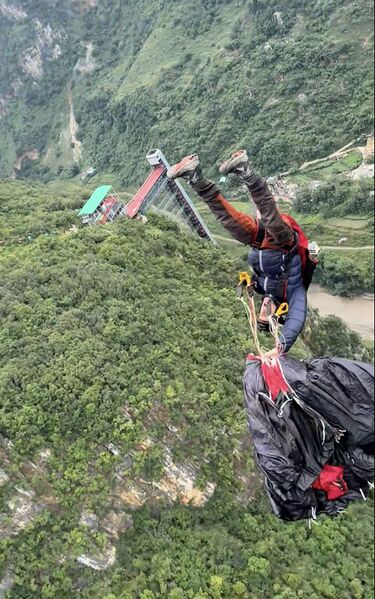 File:NizhuheFootbridgeFlipChute.jpg