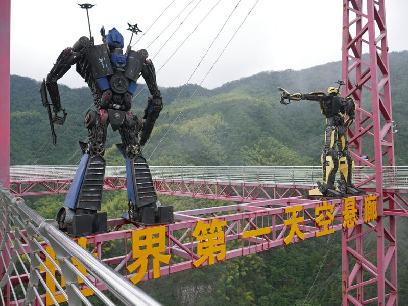 File:LingjiangyuanGlassPlatformTwoRobots.JPG