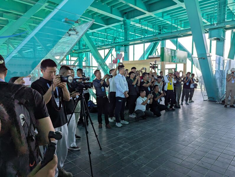 File:HuajiangBASE Reporters.jpg