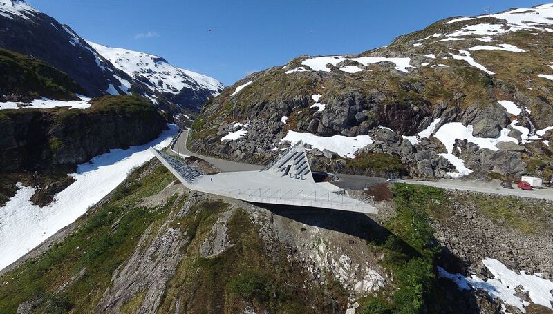 File:Viewpoint Gaularfjell15mtrH.jpg
