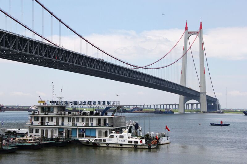 File:815DongtinghuTower&Boat copy.JPG