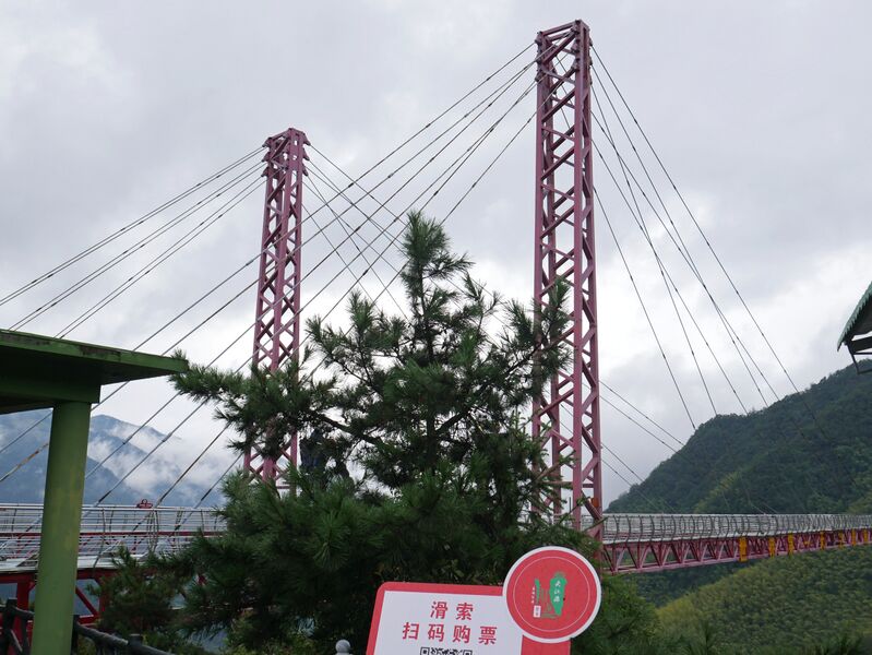 File:LingjiangyuanGlassPlatformTowers.JPG