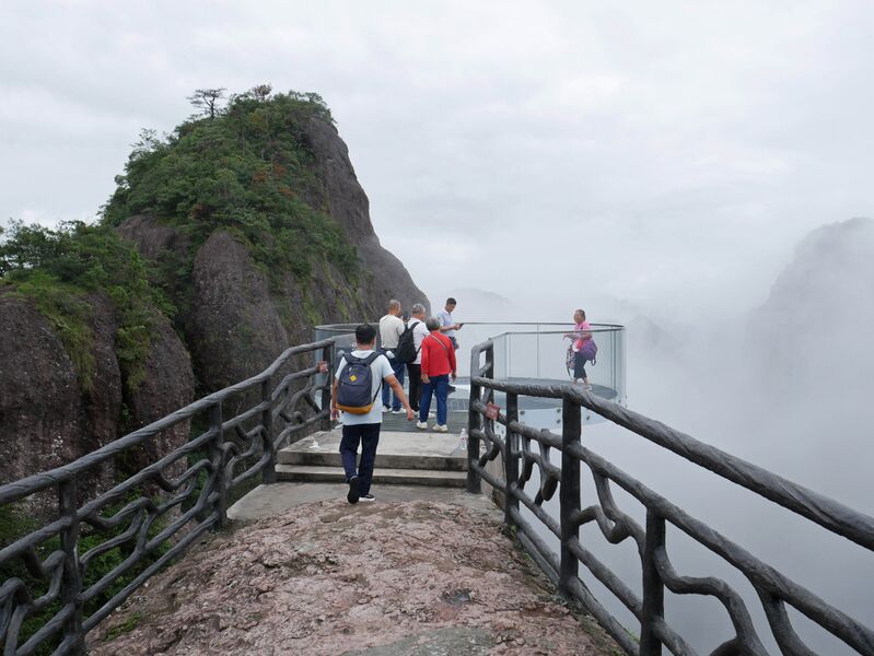File:TaijiGlassPlatformClouds.JPG