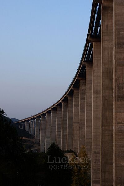 File:ZongqihePiersbyLuckeer.jpg