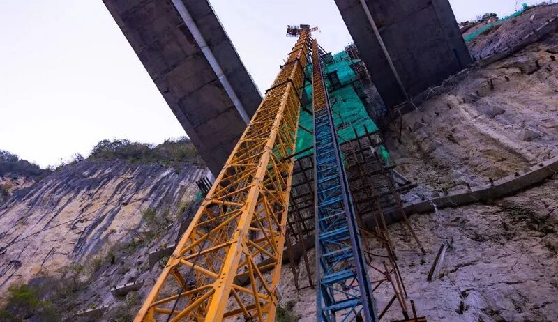 File:Apengjiang Bridge GongtanCliff.jpg