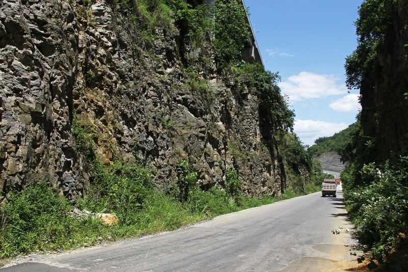 File:DinaheOldRoadCut.JPG