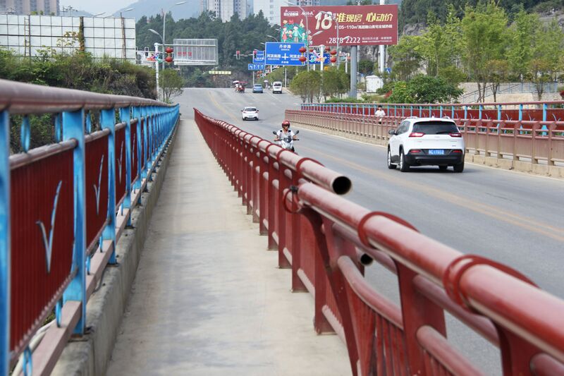 File:HongduheWuchuanFengle2LaneArchSidewalk.JPG