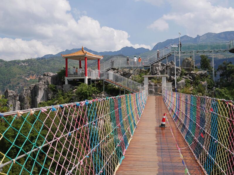 File:NizhuheMorningSwingingFootbridgeDeck2.JPG