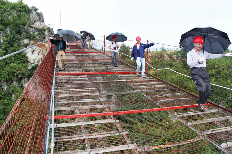 File:25DimuheFootbridgeUmbrellas.jpg