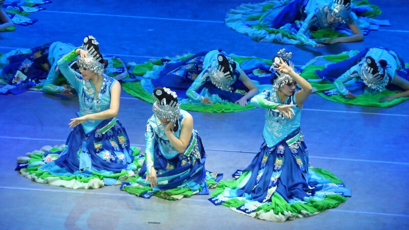 File:261GuiyangShowCloseByFilmer.jpg