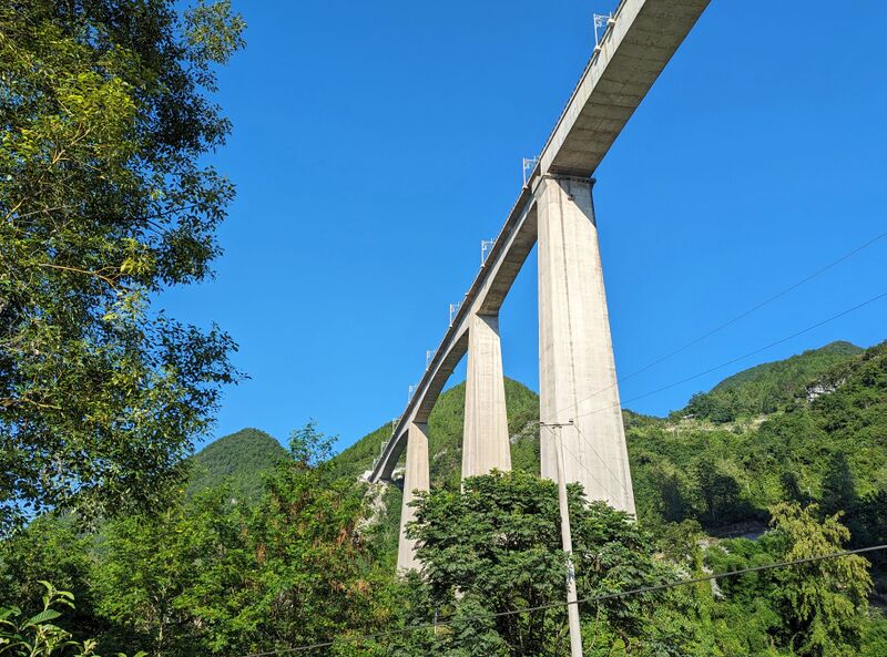 File:Apengjiang Railway Bridge QianzhangBeamSky.jpg