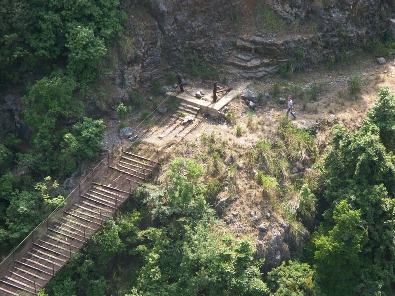 File:Beipanjiang2011RailwayFootbridge9.jpg