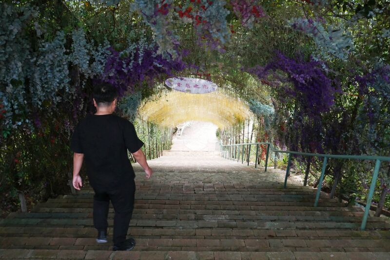 File:Fengdu Lianhuashan Glass FootbridgeSteps.JPG