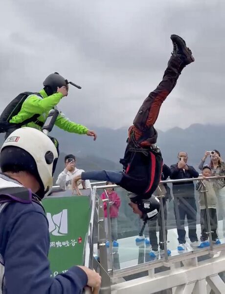 File:NizhuheInvertedJumpSide.jpg