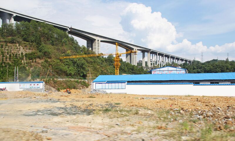 File:ZhangjiajieCityBridgeCrossing.jpg